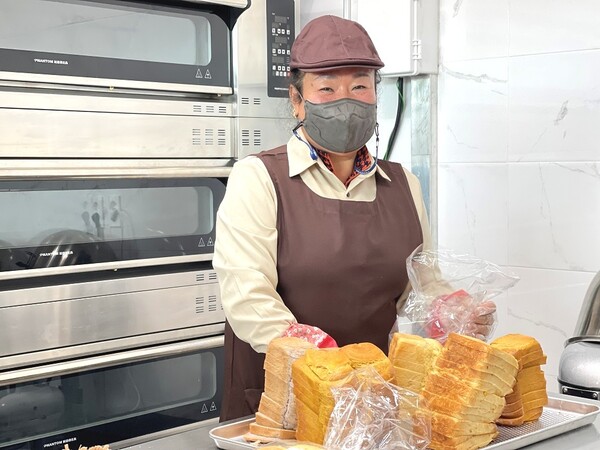청춘 제빵소의 막내인 김옥남씨는 앞으로도 지역 어르신들이 즐거운 마음으로 일할 수 있는 기회와 공간이 많이 만들어 지기를 바랐다.