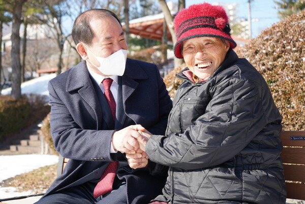 김택준 전 경찰서장은 바쁜 일상이지만 요즘이 제일 행복하다고 했다. 자신이 사랑하는 고향사람들을 만나 마음껏 대화할 수 있기 때문이다.