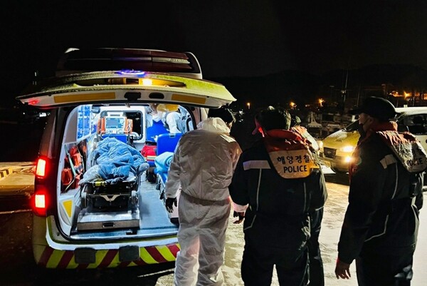 16일 태안해양경찰서 모항파출소 경찰관들이 119에 응급환자를 인계하고 있다. 사진=태안해경