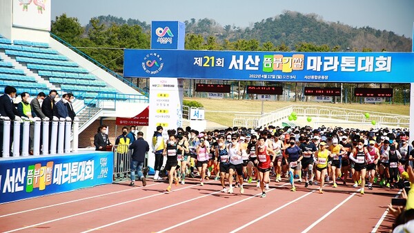 참가자들이 17일 제21회 서산뜸부기쌀 마라톤대회에서 출발하고 있다.