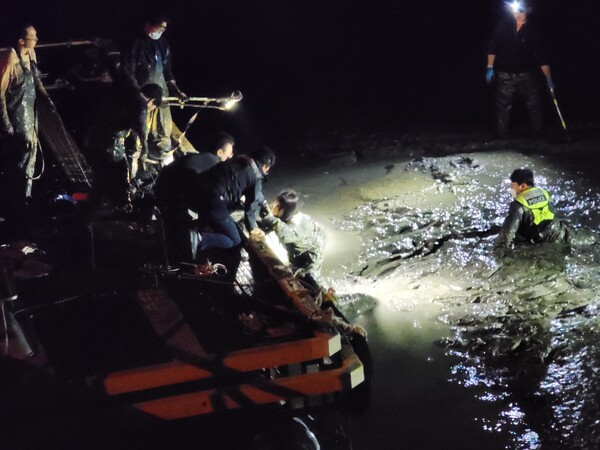 22일 태안군 남면 마검포항 갯벌에 빠져 고립된 관광객을 순찰 중이던 경찰관이 구조하고 있다.
