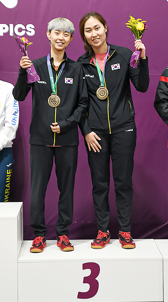 이지연 선수(사진  오른쪽)가 여자복식 동메달 수상식에서 기념촬영을 하고 있다.