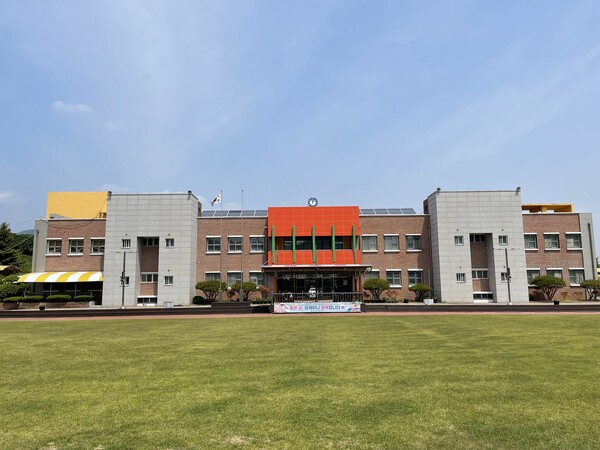 합천초등학교는 전교생이 46명뿐인 전형적인 작은 학교지만 혁신학교 운영을 통한 다양한 변화를 모색하며 활로를 개척해 나가고 있다.