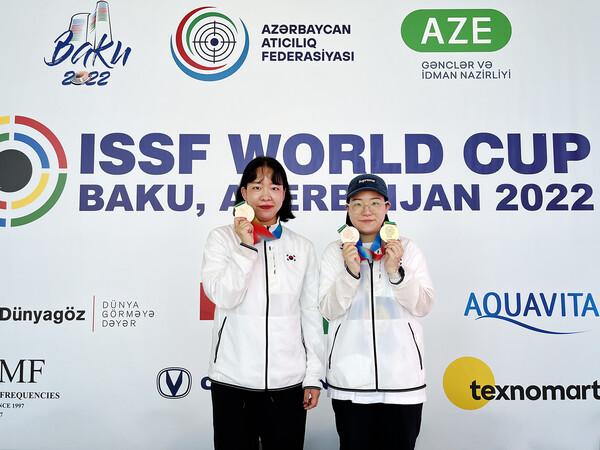 바쿠월드컵사격대회에서 이은서(왼쪽), 유현영 선수가 기념촬영을 하고 있다.