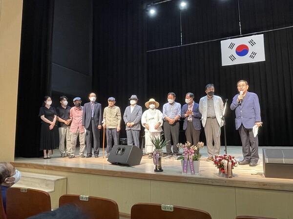 박만진 회장이 서산시인회 회원들을 소개하고 있다.