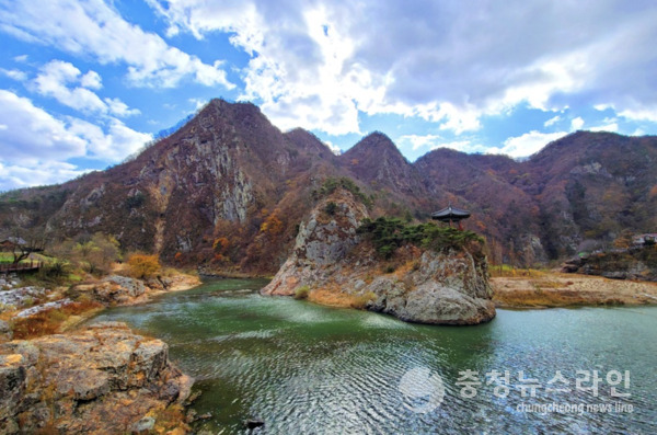 영동 월류봉이 가을 끝자락에 주말 여행지로 각광을 받고 있다./충북도 공식 블로그 제공