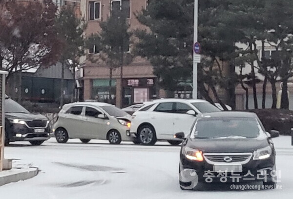 지난 6일 청주지역에 1cm 눈이 내려지만 늦장 제설 작업으로 출근길이 사고가 발생했다./김대균 기자