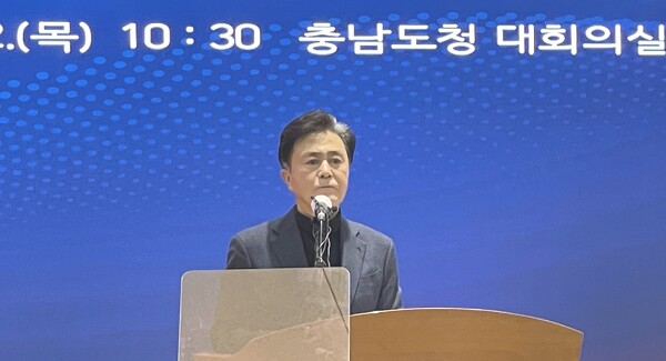 김태흠 지사가 22일 열린 송년기자회견에서 공공기관 통폐합과 관련한 의견을 밝히고 있다.