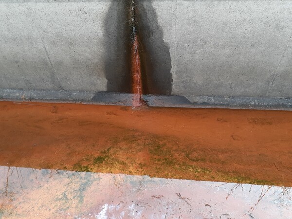 서산인더스밸리산업단지에서 녹물처럼 보이는 붉은 물이 수년째 흘러내려 주민들이 불안해하고 있다.