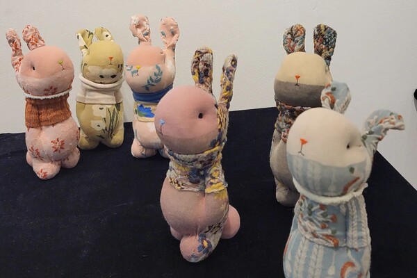 양말을 재료로 만든 다양한 모습의 토끼 작품들.