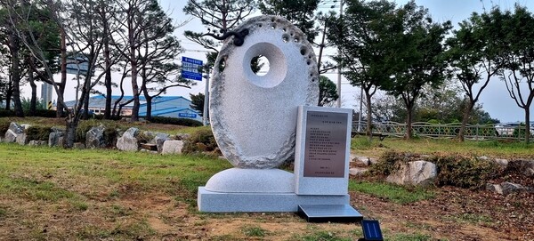김희양 조각가는 임기택 열사를 추모하면서 만든 작품인 ‘님’을 자신의 인생작으로 선택했다.