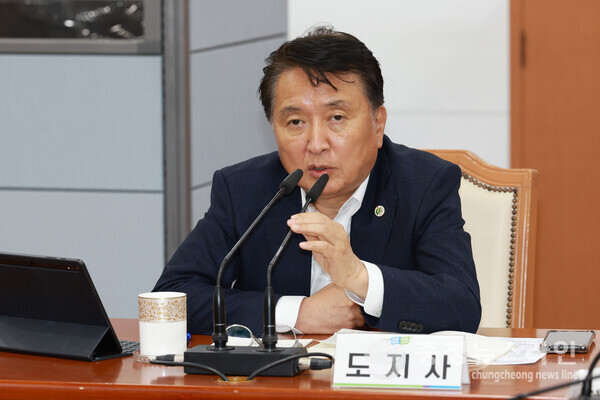 김영환 충북도지사는 12일 확대간부회의에서 보유 땅·건물을 최대한 활용해 내실있는 도정을 펼치겠다고 말했다./충북도