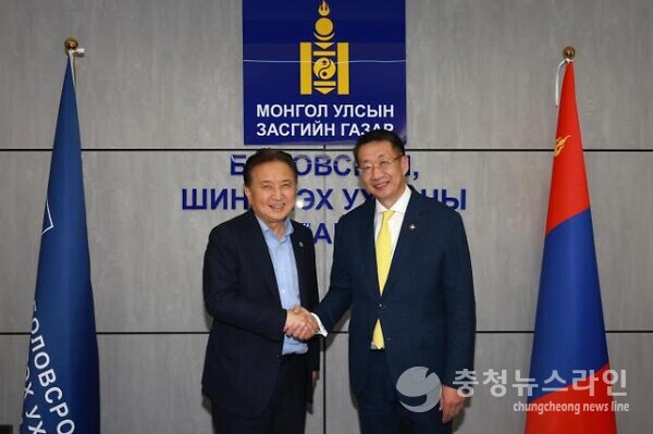 김영환 충북도지사가 지난 9일 몽골 교육과학부장관을 만나 간담회를 갖고 수출 증대를 위한 논의를 했다./충북도