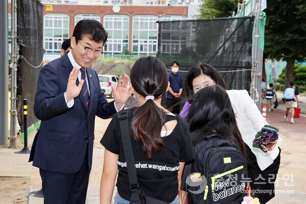 윤건영 충북교육감은 28일 다문화 학생이 많은 청주 봉명초등학교를 찾아 맞춤형 지원을 주문했다./충북교육청