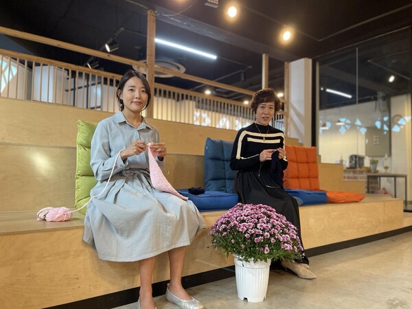 김보현(사진 왼쪽), 김영미씨는 더 많은 여성들이 뜨개질의 매력에 함께 하기를 희망했다. 물론 남성들도 환영이다.
