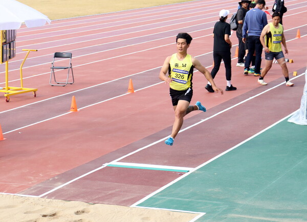 T13 시각약시 부문 멀리뛰기에서 문병철 선수가 한국신기록을 세우는 모습. /사진 태안군