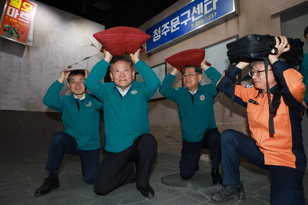 이상민 행정안전부 장관이 15일  청주 안전체험관에서 지진 대피 교육에 참여했다./충북도