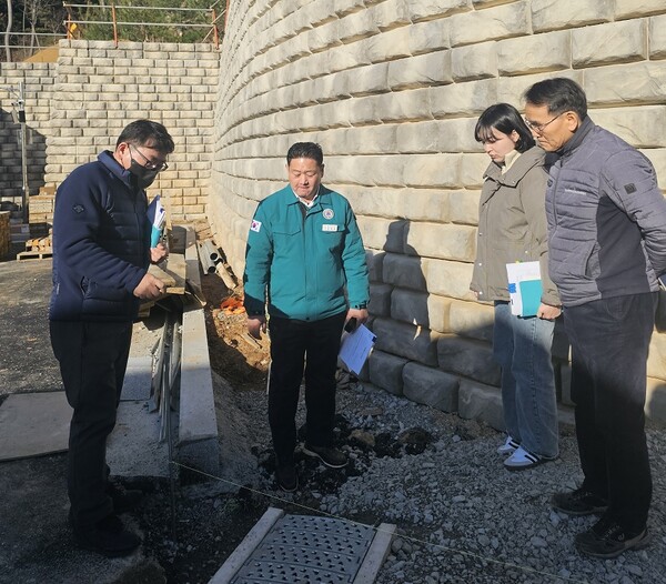 김영인(사진 왼쪽 2번째) 군의원이 공사 현장을 점검하고 있다. / 사진 김영인의원