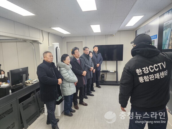 단양군의회 의원들이 지난 16일 서울 한강 CCTV 통합관제센터에서 관계자 설명을 듣고 있다./단양군의회