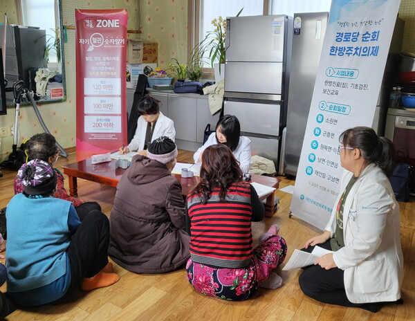 민선8기 태안군의 장기 의료 프로젝트 ‘경로당 순회 주치의 사업’이 군민들의 높은 관심과 기대 속에 2024년도 첫 운영에 돌입했다. / 사진 태안군