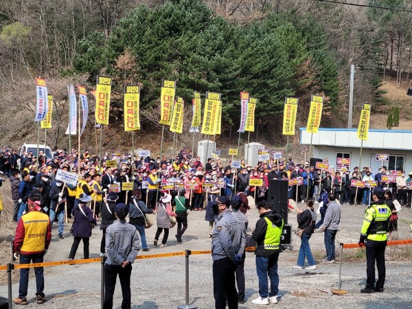 지난해 2월 당진지역 주민들이 램테크놀러지 금산공장 앞에서 집회를 벌이고 있는 모습. / 사진 불산공장반대대책 특별위원회