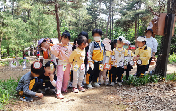 지난해 4월 부춘산 유아숲체험원에서 진행된 산림체험 모습. / 사진 서산시