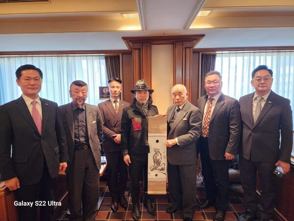 ▲지난 3월 일본을 방문한 박수복 이사장이 일본 황실 관계자들과 기념촬영을 하고 있다. / 사진 박수복 이사장