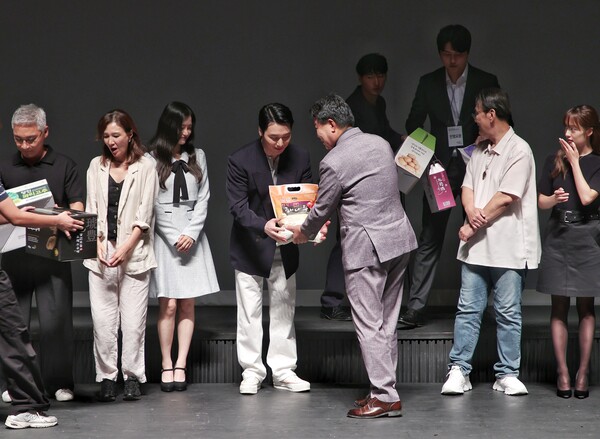 ▲오성환 시장이 출연진에게  지역 농특산물을 전달하고 있다. / 사진 당진시