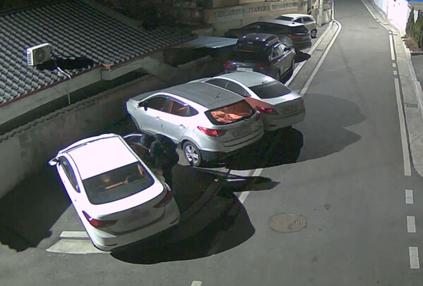 ▲ 1월 26일 오전 4시경 발생한 차량 털이 피의자 현장 사진(출처=방범용 CCTV) / 사진 예산군