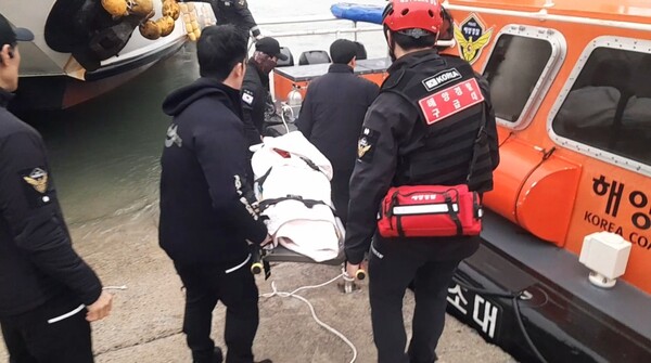 ▲ 태안해경이 응급환자를 이송하고 있다. / 사진 태안해경