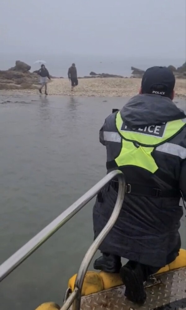 ▲고립자 구조 모습.  / 사진 태안해경