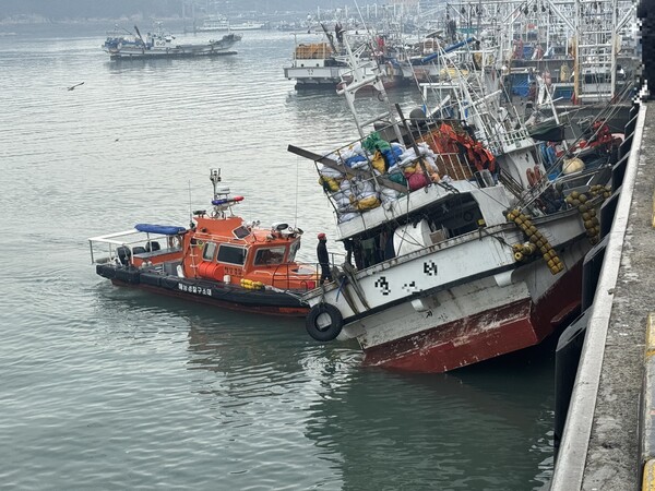▲ 구조정이 기울어진 A호를 복원 시키고 있다. / 사진 태안해경