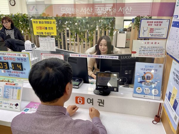 ▲민원 업무 현장에서는 때때로 당혹스럽거나, 곤란한 일이 발생하곤 한다. 그래도 이예림 주무관은 슬기롭게 난관을 극복하는 관록을 보여준다.