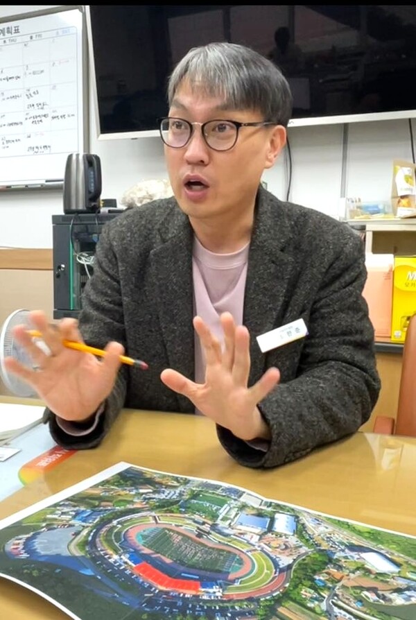 ▲조한준 팀장은 충청남도장애인체육대회를 준비하는 데 있어 시 공무원과 교육지원청, 경찰서, 소방서 등의 관계기관, 서산시체육회를 비롯한 자원봉사센터, 자율방범대, 청사모, 해병대전우회, 모범운전자회 등 많은 단체의 적극적인 협조가 큰 힘이 되고 있다고 감사의 인사를 전했다.