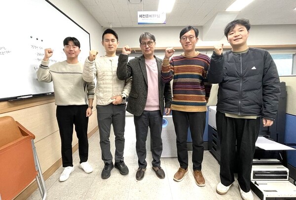 ▲제31회 충청남도장애인체육대회의 성공적인 개최를 위해 바쁜 나날을 보내고 있는 체전준비TF팀.(사진 왼쪽부터 임예찬, 이현수 주무관, 조한준 팀장, 최형진, 엄윤호 주무관)