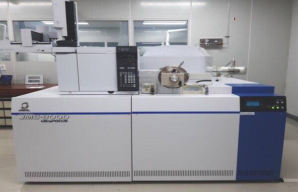 ▲다이옥신 등 잔류성유기오염물질 분석하는 HRMS(High Resolution Mass Spectrometer), 보건과 환경분야는 장비의 중요성이 나날이 높아지고 있다.