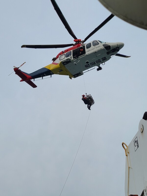 ▲태안해경이 응급환자를 헬기로 이송하고 있다. / 사진=태안해양경찰서