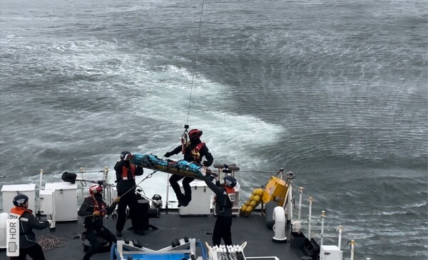 ▲태안해경이 응급환자를 헬기로 이송하고 있다. / 사진=태안해양경찰서