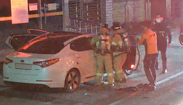 ▲차량 화재 구조 당시 모습(방범 폐쇄회로(CC)TV 화면). / 사진 예산군