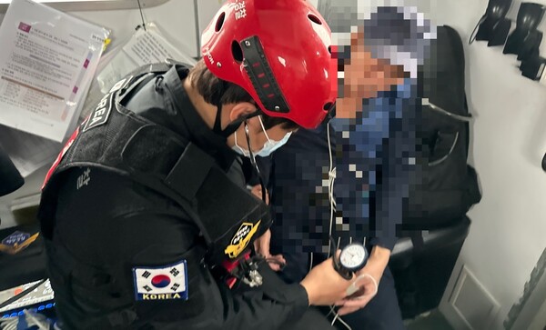 ▲태안해경 구조대원이 환자를 응급처치하고 있다. / 사진 태안해양경찰서