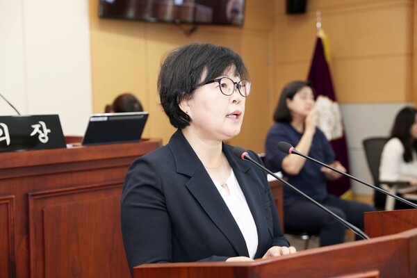 ▲최근 5분발언에서 해양치유센터 운영 방식과 법적 문제점을 지적하고 있는 박선의 태안군의원. 그는 지금은 군의원 역할에 최선을 다하는 게 우선이고, 선거는 다음 일이라고 말했다.