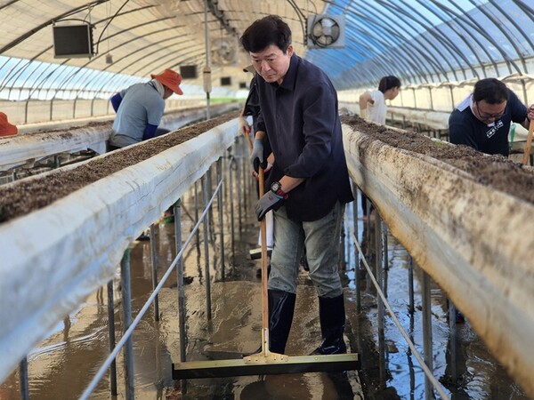 ▲수해복구에 여념이 없는 홍순광 부시장.