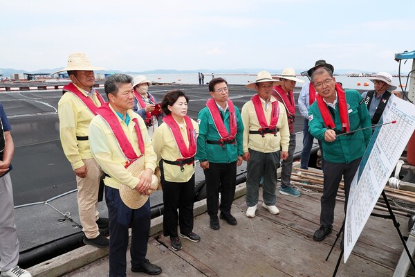 ▲가두리양식장에서 고수온 피해 현황에 대해 설명을 듣고 있는 전재옥 의장과 군의원들.