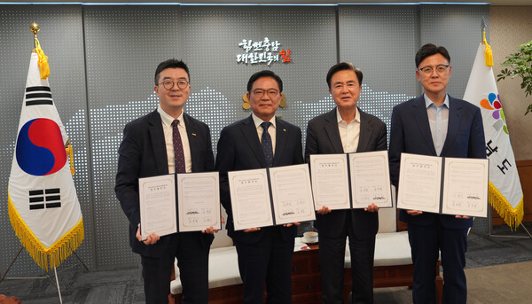 ▲오송첨단의료산업진흥재단은 중부권 치의학 및 의료산업 상생 발전을 위한 초광역 협력체계 구축 업무협약식을 했다.(왼쪽부터 황동훈 원주의료기기산업진흥원 전략기획실장, 김석필 천안시장권한대행, 김태흠 충남도지사, 이명수 KBIOHealth 이사장)/KBIOHealth