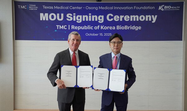 ▲충북 오송첨단의료산업진흥재단은 15일 미국 텍사스 메디컬 센터와 전략적 협약을 했다.(TMC·회장 윌리엄 맥컨)와 전략적 업무협약을 했다.(왼쪽부터 TMC 윌리엄 맥컨 회장, KBIOHealth 이명수 이사장)/ KBIOHealth