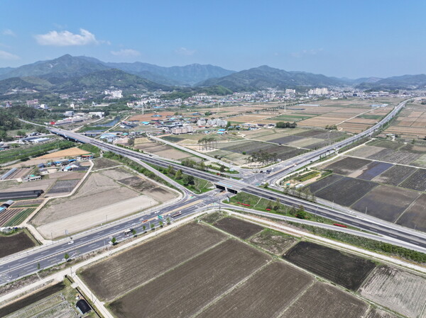 ▲2026년 기후대응도시숲 조성 예정지인 국도 45호선 송산교차로. / 사진 예산군