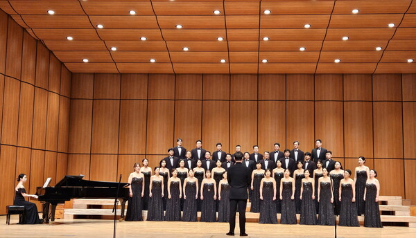 ▲제41회 춘천전국합창경연대회에서 공연 중인 예산군립합창단. / 사진 예산군