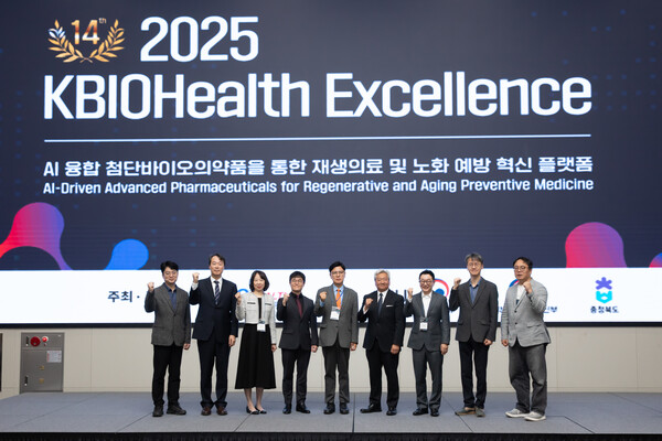 ▲KBIOHealth Excellence 심포지엄 기념촬영 (왼쪽에서 두 번째 옵티팜 김현일대표, 세번째 한혜정 신약개발지원센터 센터장, 네번째 정길생 한국연구재단 신약단장, 다섯번째 이명수 KBIOHealth 이사장, 여섯번째 비콘테라퓨틱스 다니엘 정 박사, 일곱 번째 차백신연구소 한성일 대표, 아홉 번째 이엔셀 권순재 상무)./KBIOHealth