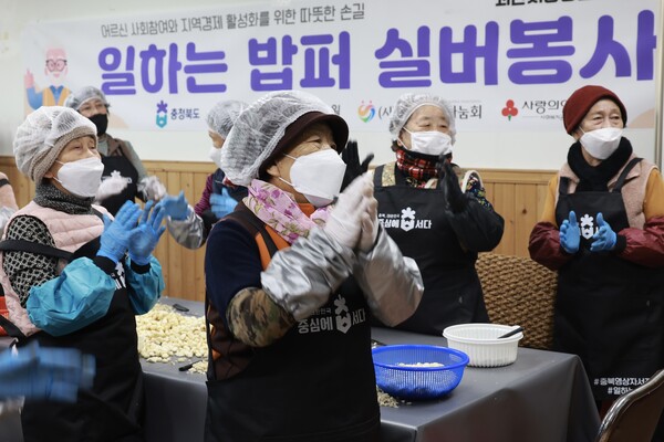 ▲충북도 일하는 밥퍼 사업에 어르신들이 대거 참여해 전국에 주목받고 있다./충북도