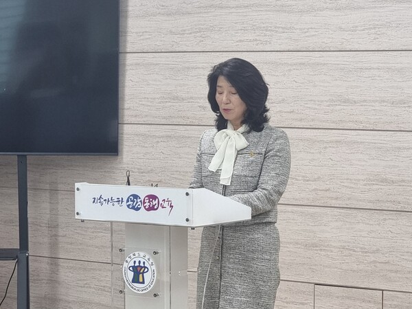 ▲충북교육청 손희순 교육국장이 4일  대학수학능력시험 준비 상황을 설명하고 있다./충북교육청